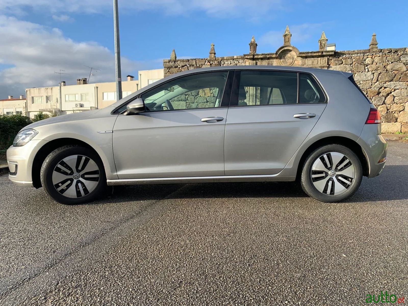 2017' Volkswagen e-Golf photo #2