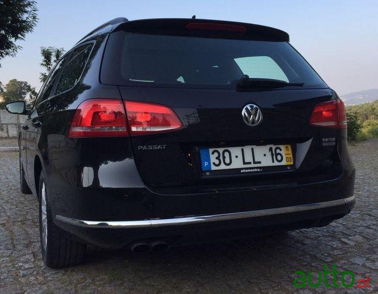 2011' Volkswagen Passat Variant photo #2