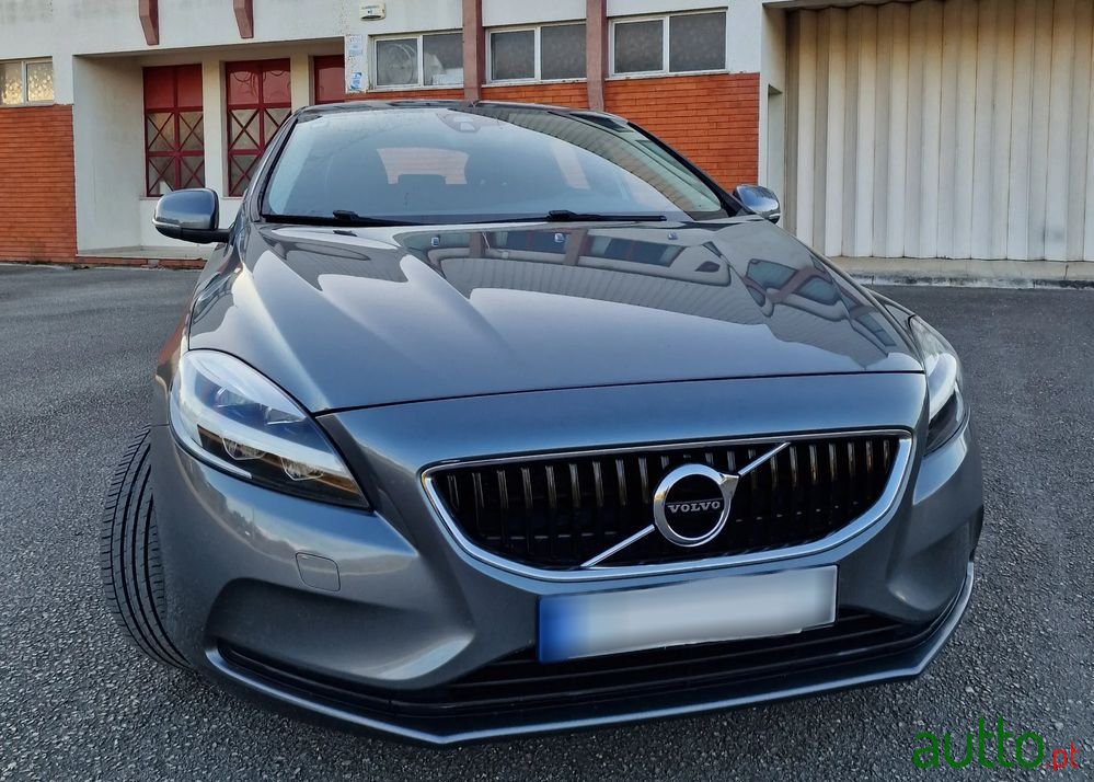 2019' Volvo V40 2.0 D3 Momentum photo #1