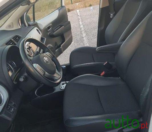 2014' Toyota Yaris photo #3