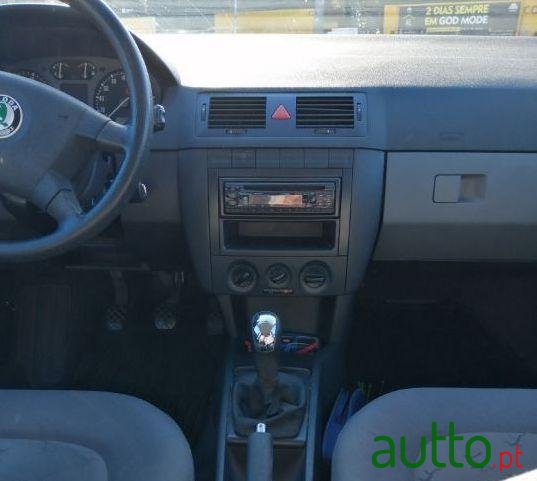 2002' Skoda Fabia 5 Portas photo #2