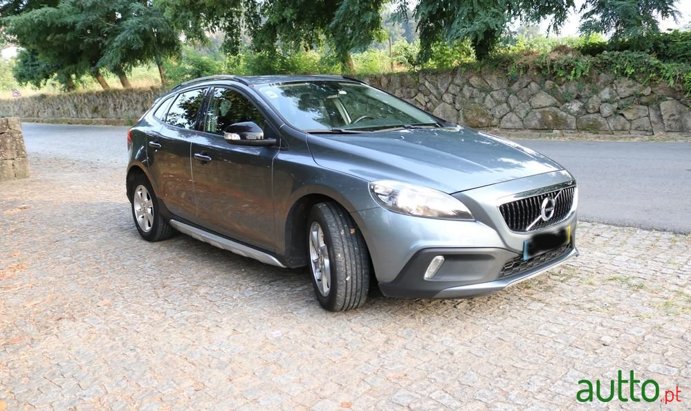 2016' Volvo V40 Cross Country photo #4