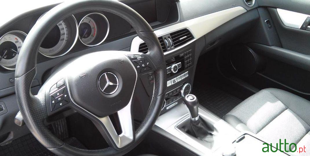 2011' Mercedes-Benz C-220 Avantgarde photo #3