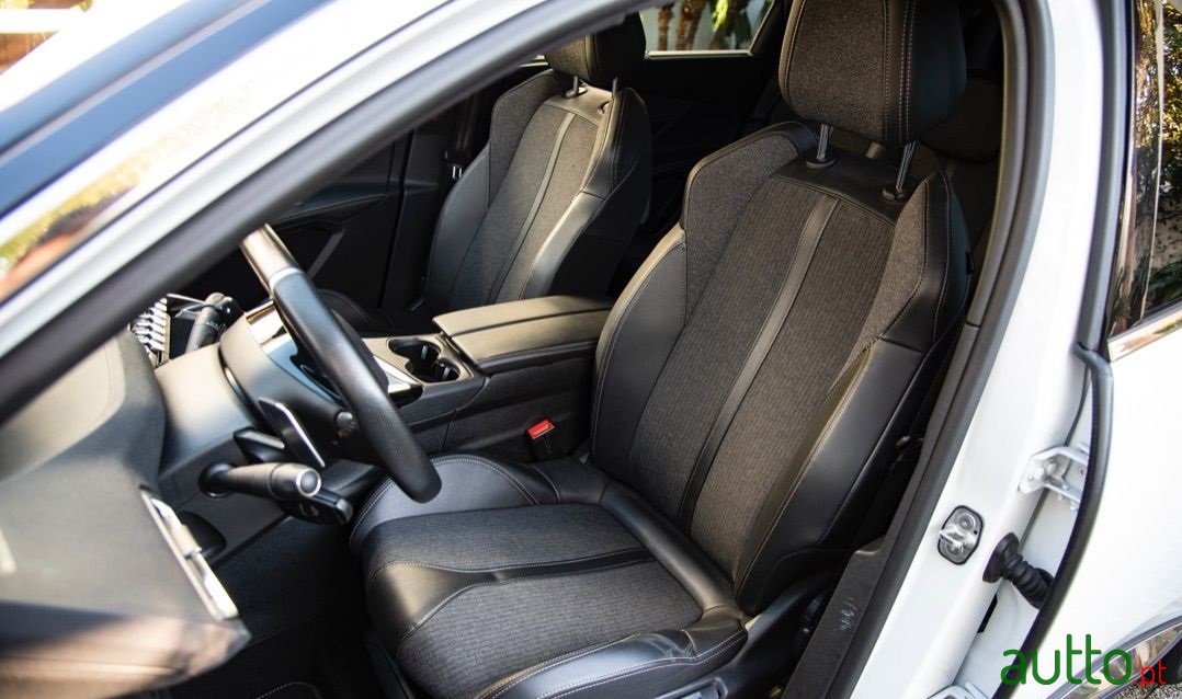 2019' Peugeot 5008 photo #4