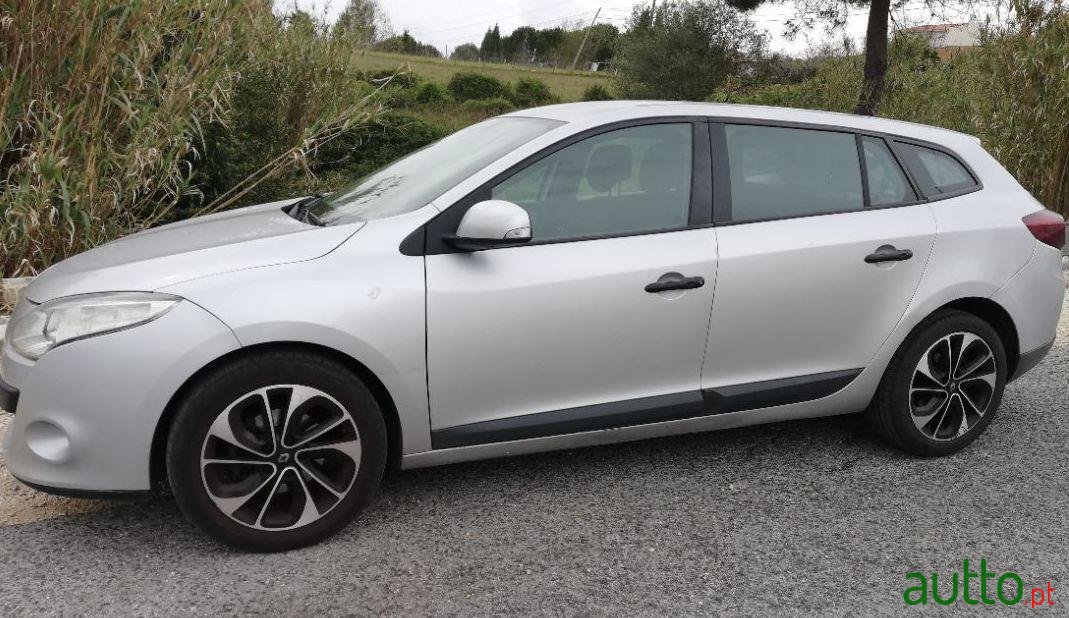 2011' Renault Megane photo #4