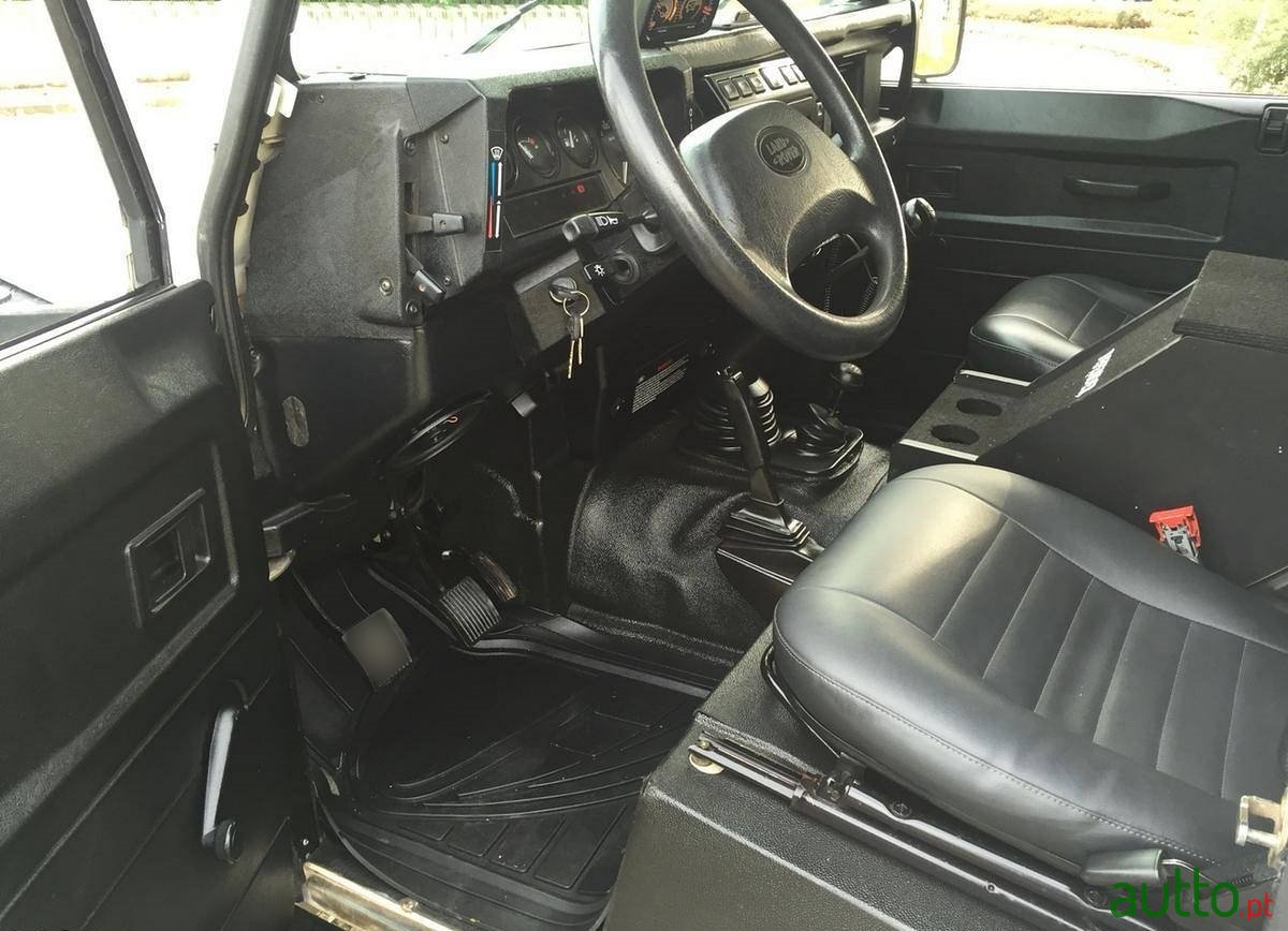 2005' Land Rover Defender 90 td5 photo #4