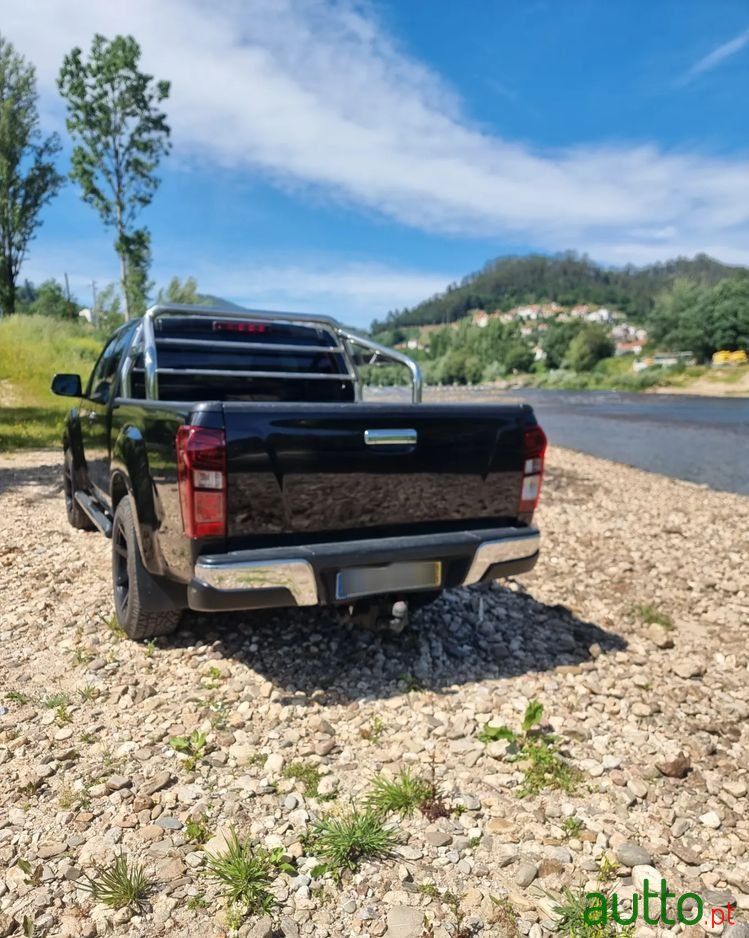 2015' Isuzu D-Max photo #4