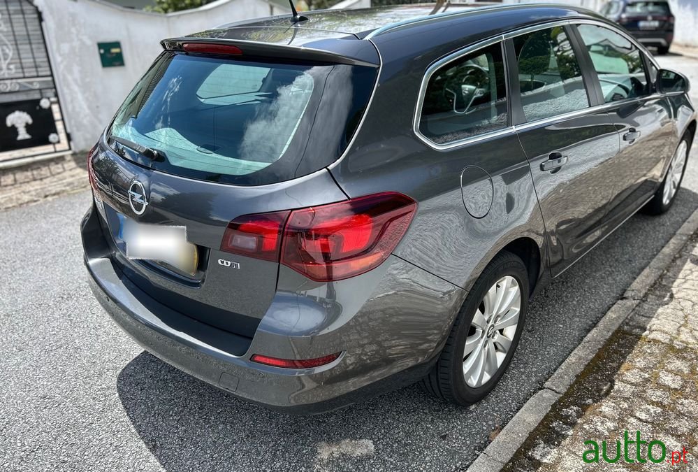 2012' Opel Astra Sports Tourer photo #4