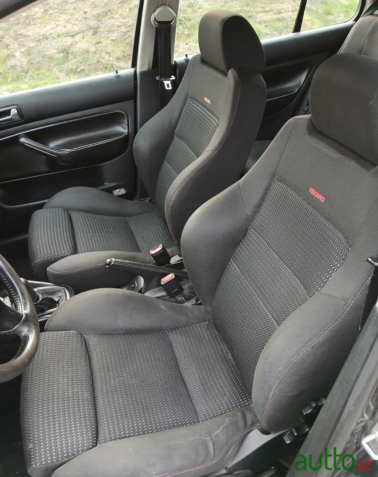 2001' Volkswagen Golf photo #5