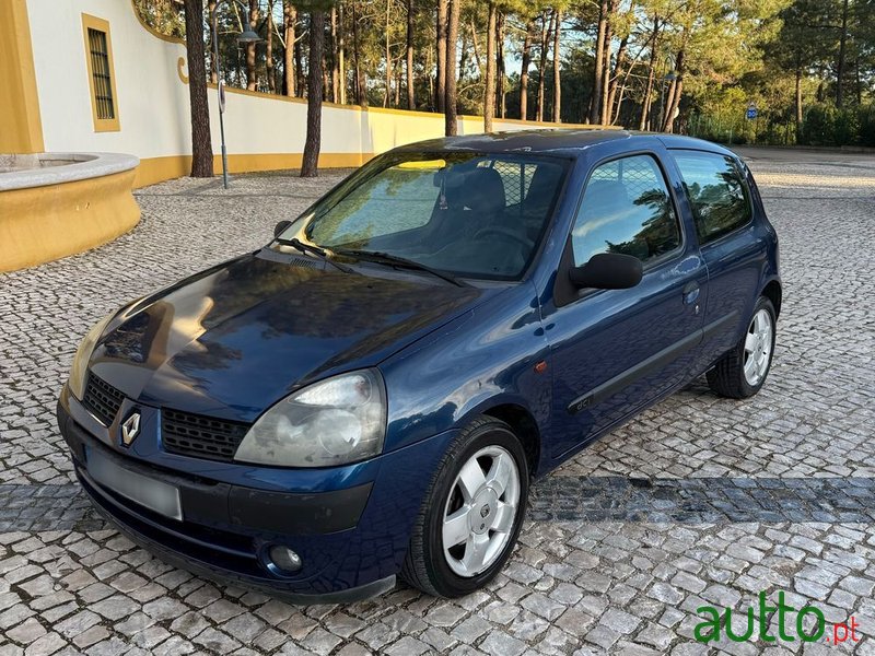 2002' Renault Clio photo #1