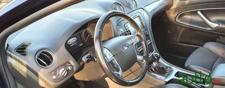 2011' Ford Mondeo photo #3