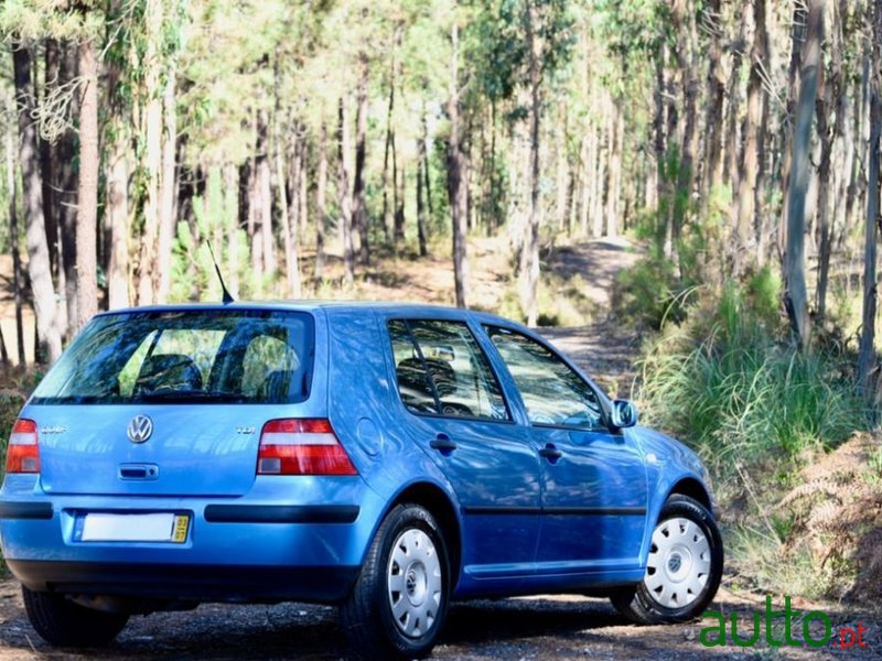 2003' Volkswagen Golf photo #2
