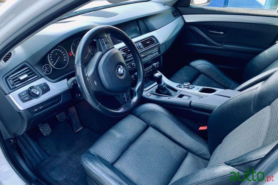 2011' BMW 525 D Touring photo #1