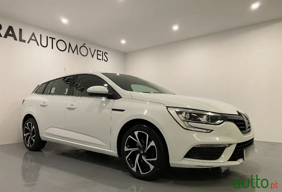 2018' Renault Megane Sport Tourer photo #2