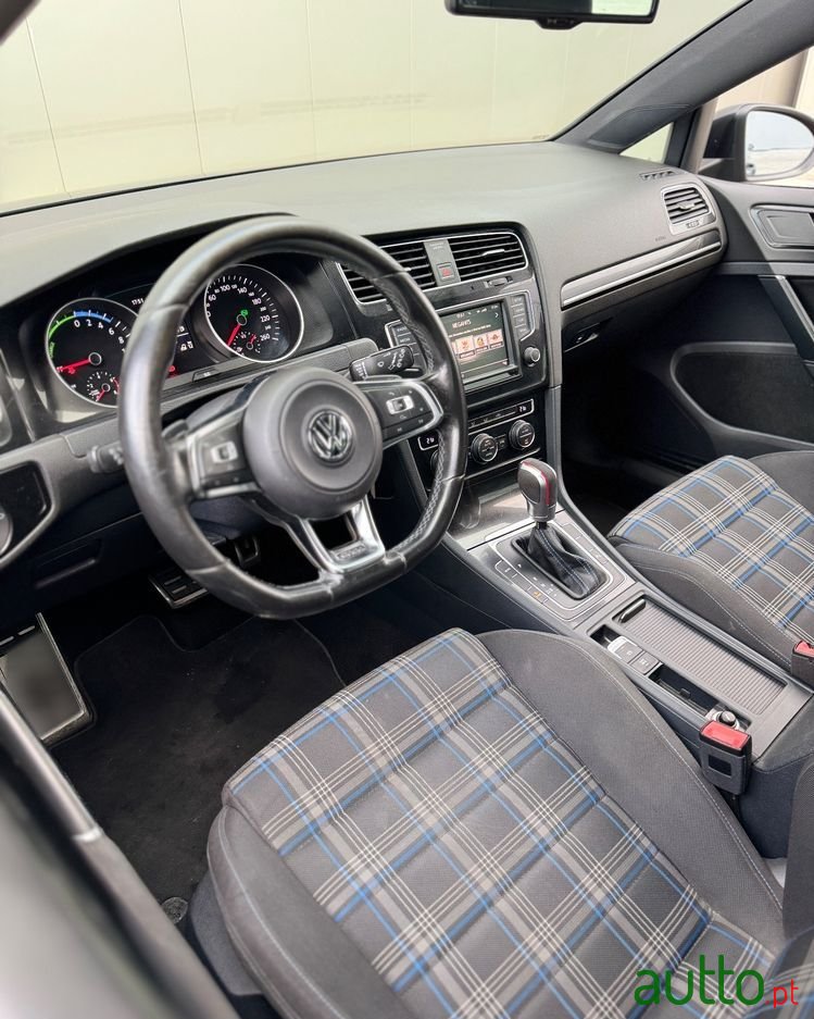 2015' Volkswagen Golf photo #5