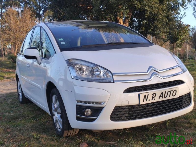 2013' Citroen C4 Picasso photo #2