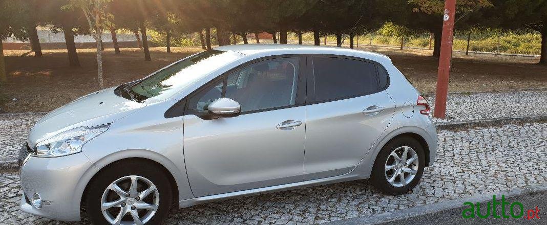 2012' Peugeot 208 photo #3