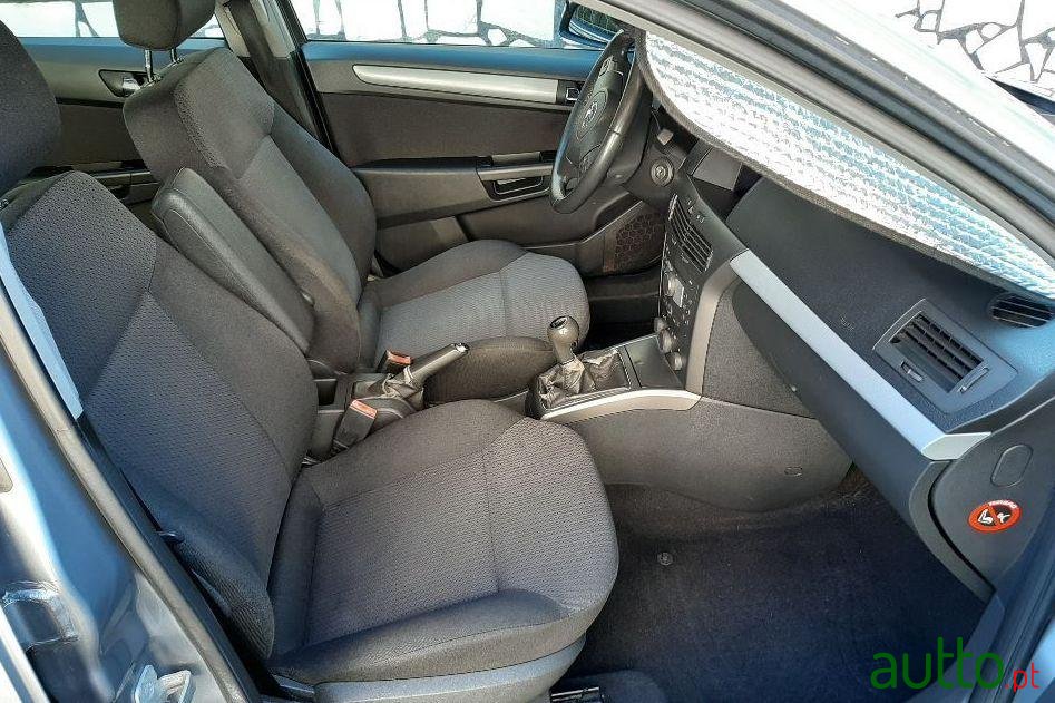 2006' Opel Astra Caravan photo #3