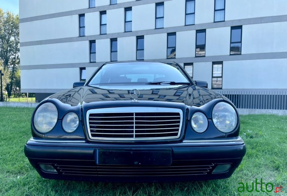 1999' Mercedes-Benz E-220 photo #2