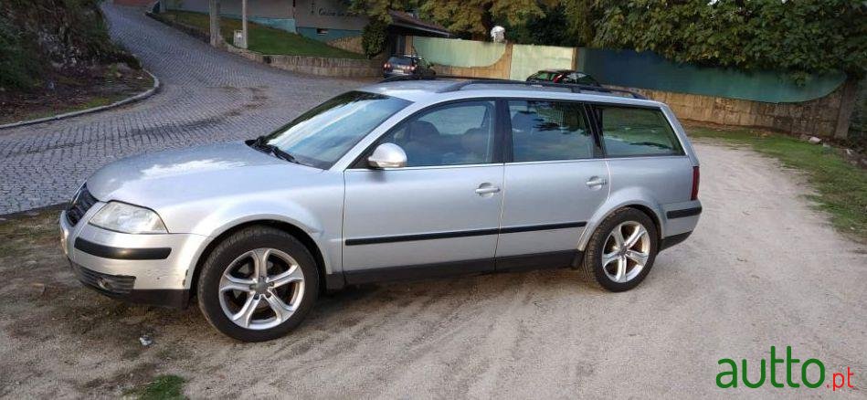 2004' Volkswagen Passat Variant photo #2