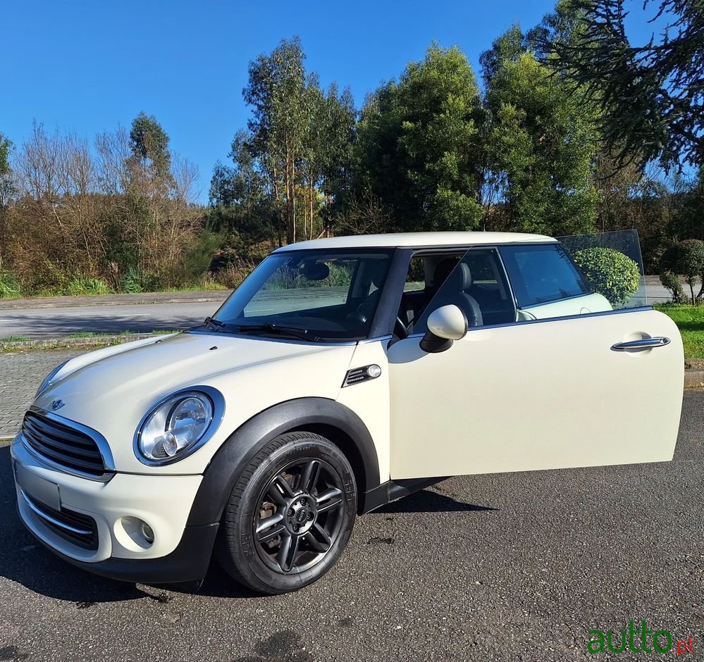 2011' MINI Cooper photo #4