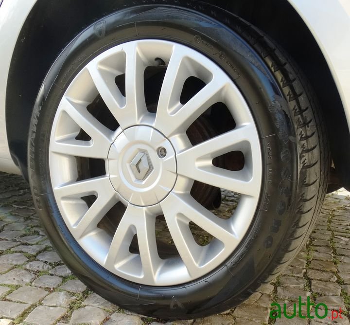 2011' Renault Clio photo #5