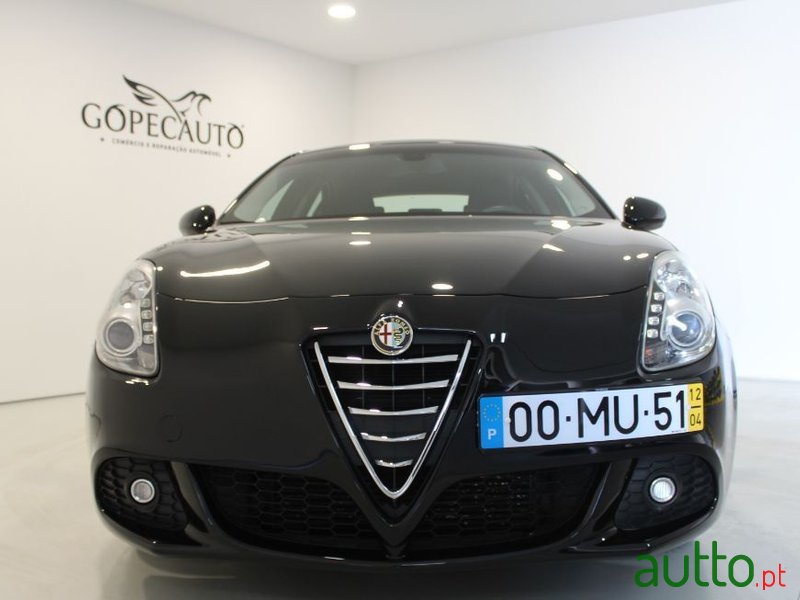 2012' Alfa Romeo Giulietta photo #3