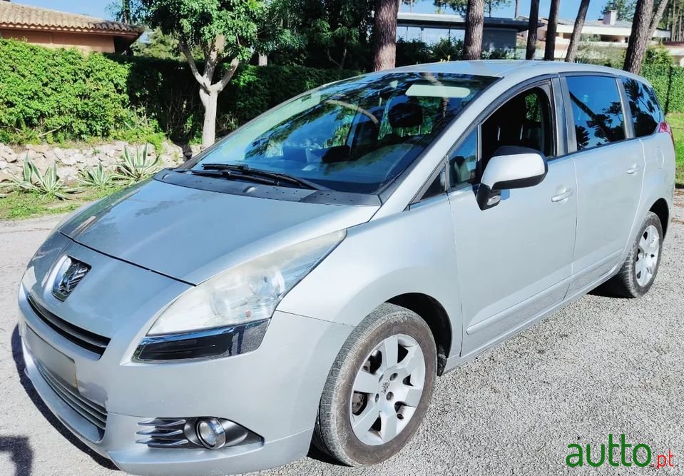 2013' Peugeot 5008 photo #1