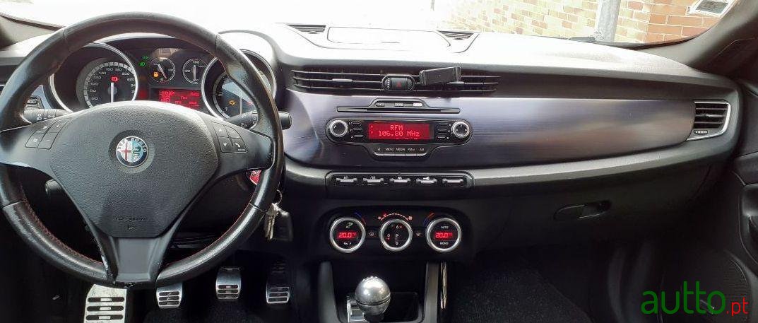 2010' Alfa Romeo Giulietta photo #1