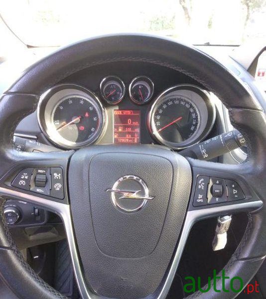 2012' Opel Zafira photo #1