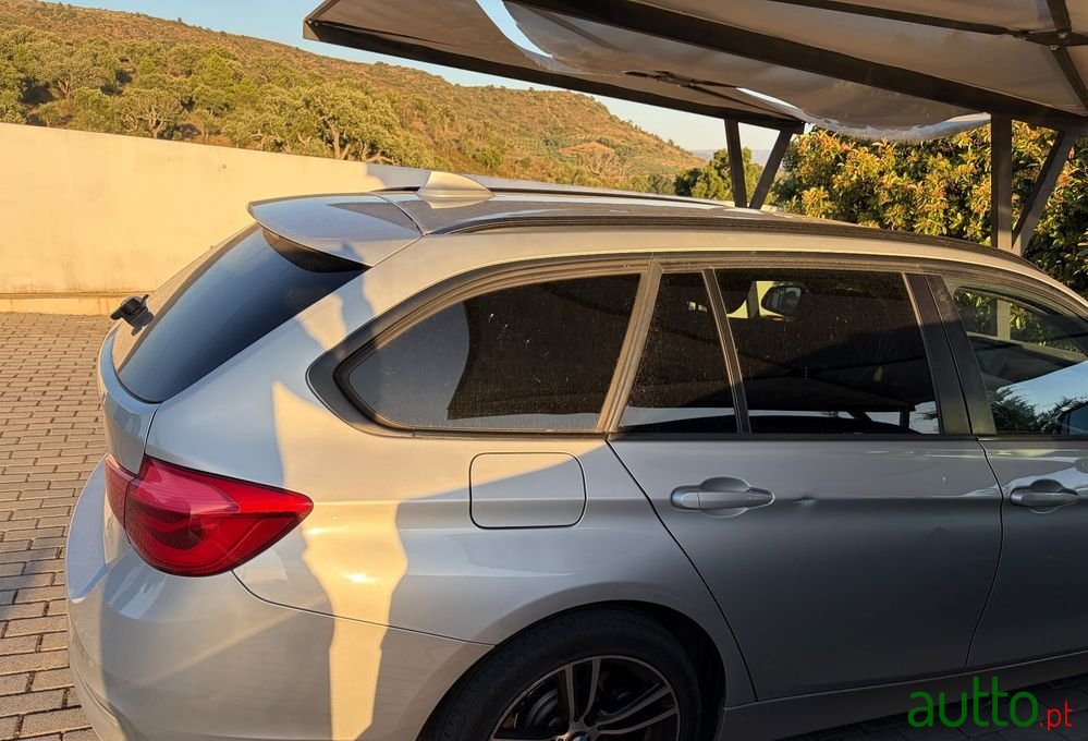 2017' BMW Série 3 D Aut. Sport Line photo #4