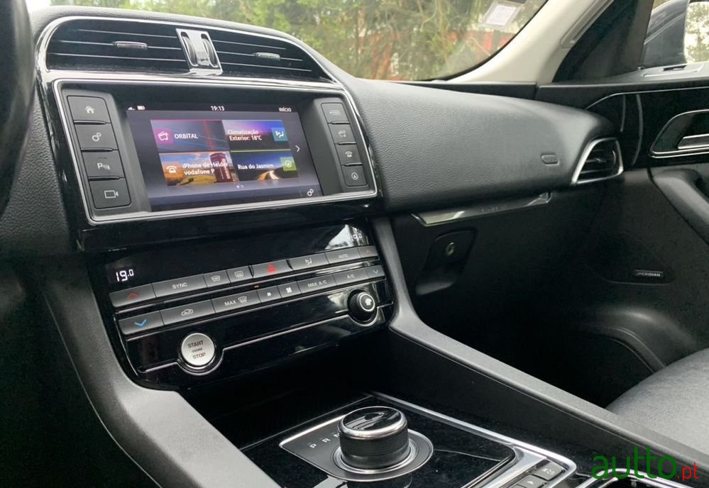 2016' Jaguar F-Pace photo #5