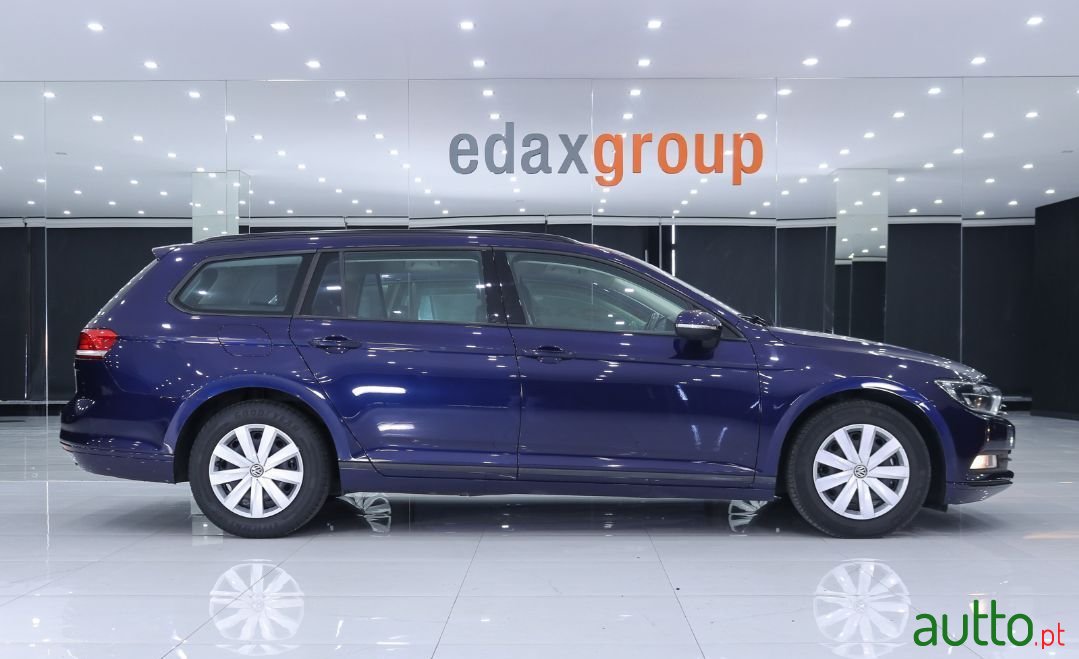 2017' Volkswagen Passat Variant photo #2