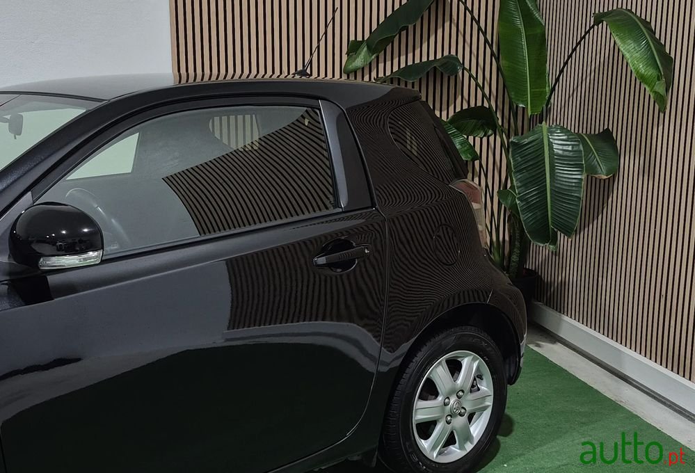 2010' Toyota iQ 1.0 Vvt-I photo #3
