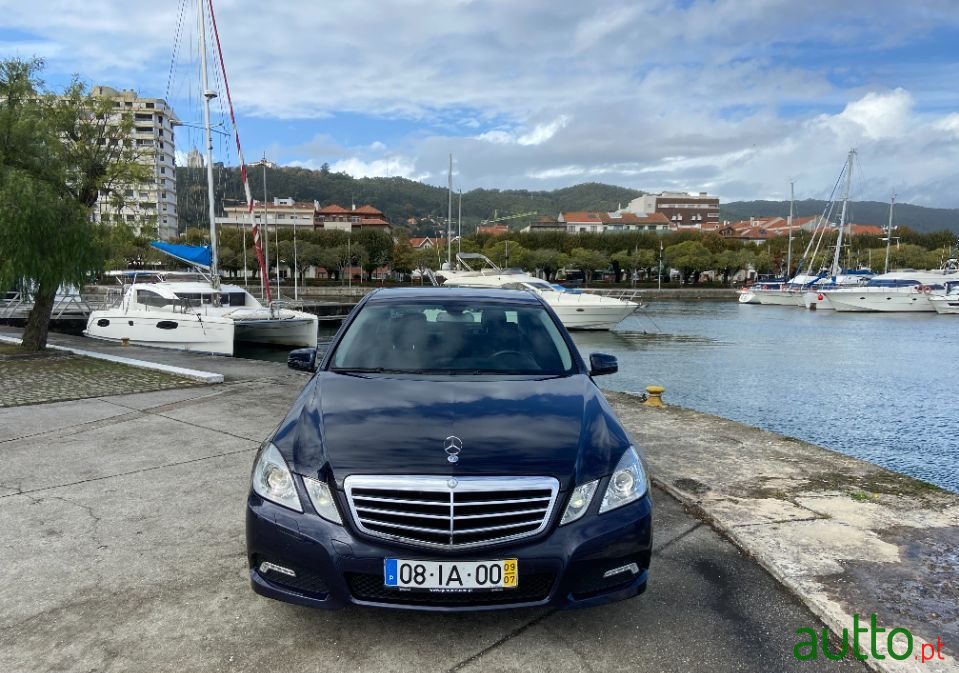 2009' Mercedes-Benz E-250 photo #3