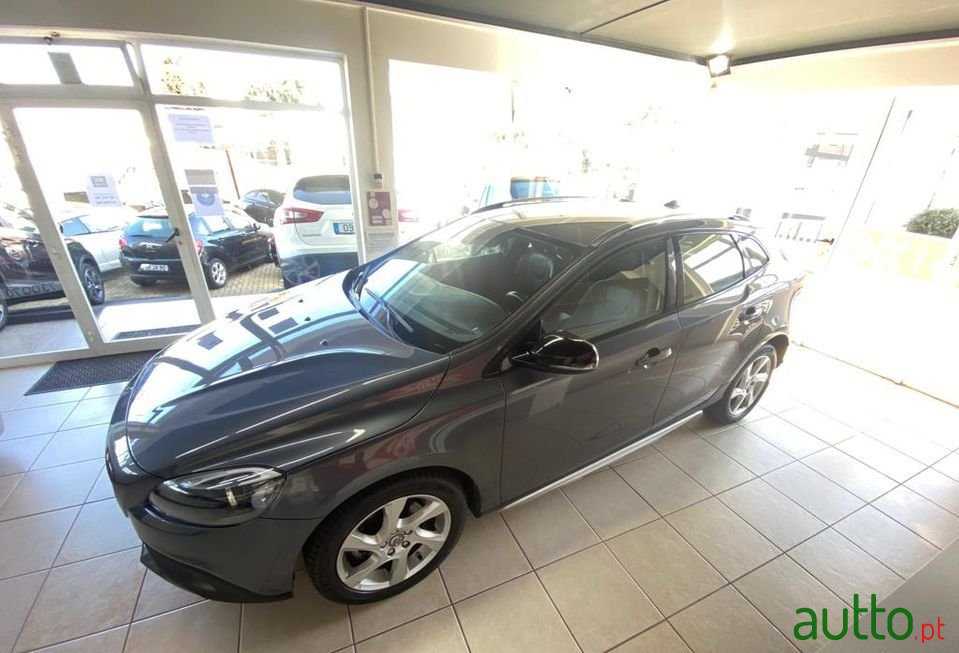 2014' Volvo V40 Cross Country photo #5