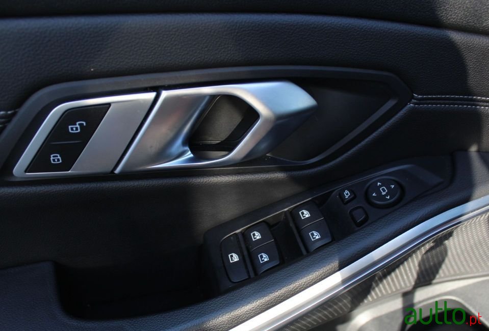 2019' BMW 320 photo #3