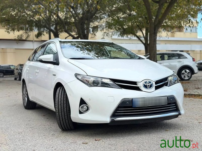 2015' Toyota Auris Touring Sports photo #5