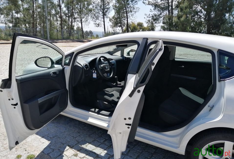 2010' SEAT Leon photo #6