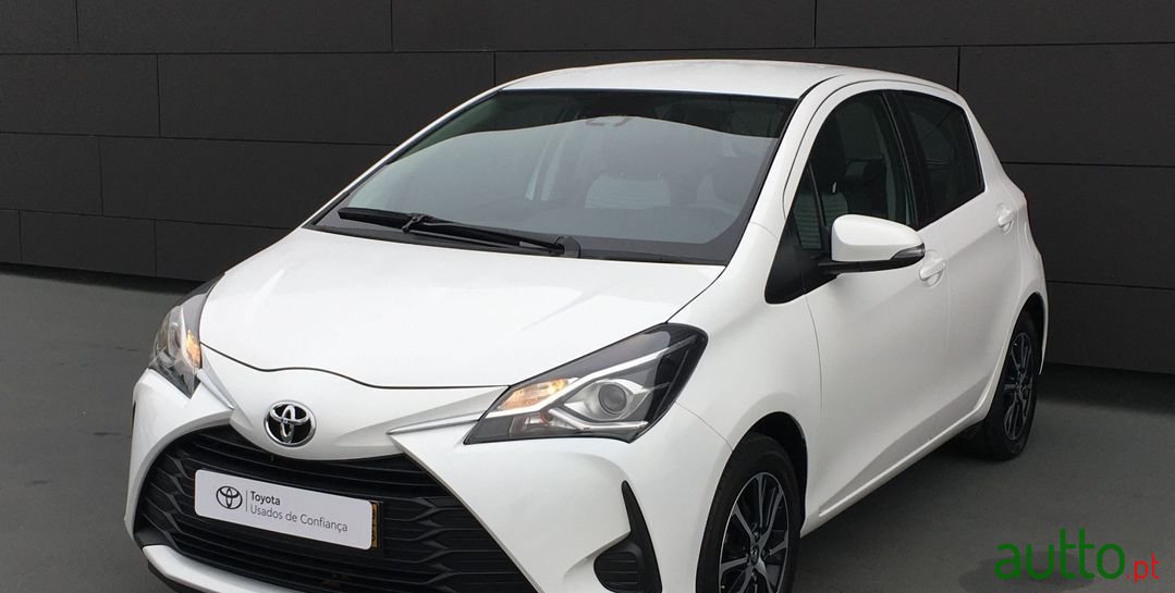 2020' Toyota Yaris Comfort photo #1