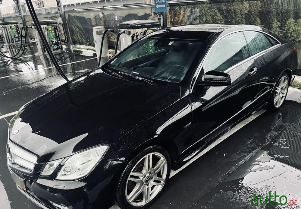 2011' Mercedes-Benz E 220 photo #4