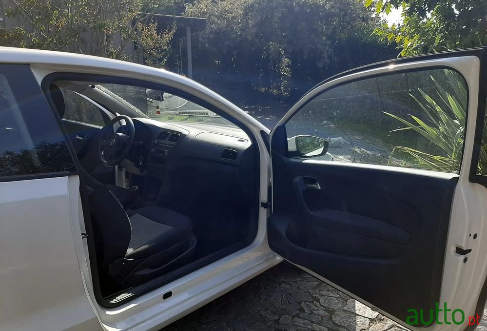 2014' Volkswagen Polo photo #6