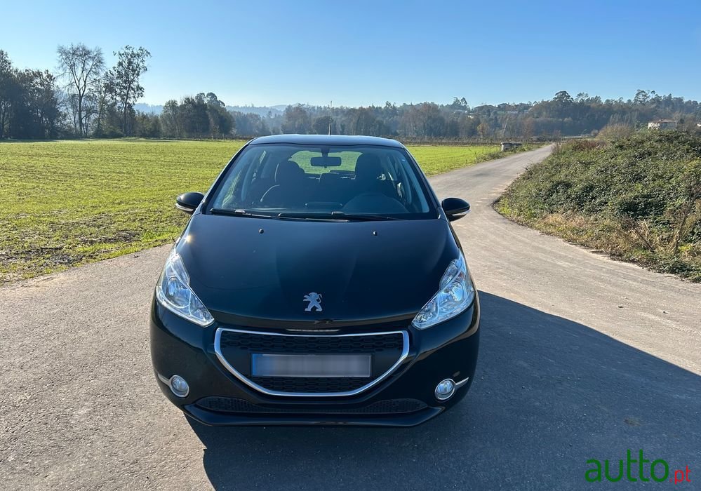 2014' Peugeot 208 1.2 Puretech Active photo #2