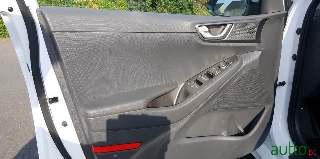 2020' Hyundai Ioniq photo #5
