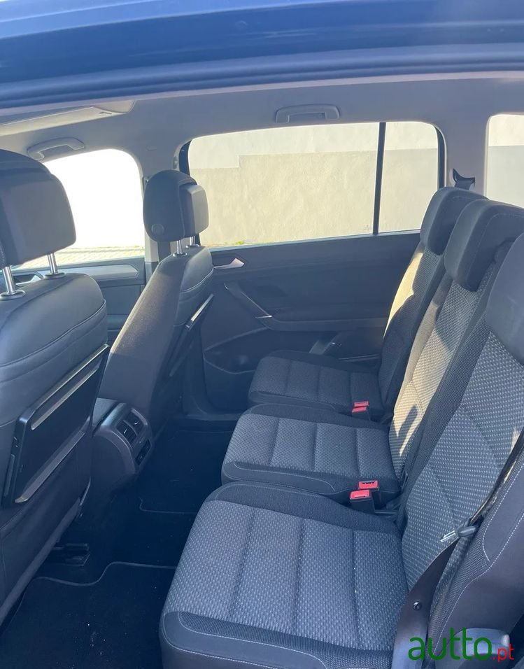 2017' Volkswagen Touran Confortline photo #4