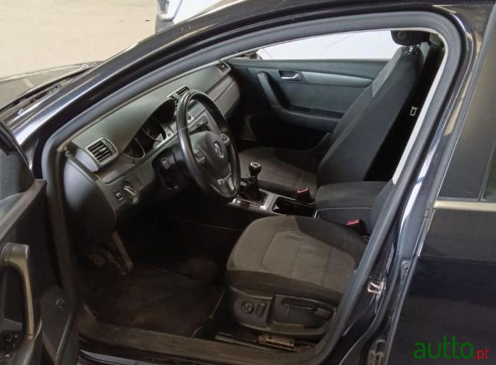 2012' Volkswagen Passat Variant photo #3