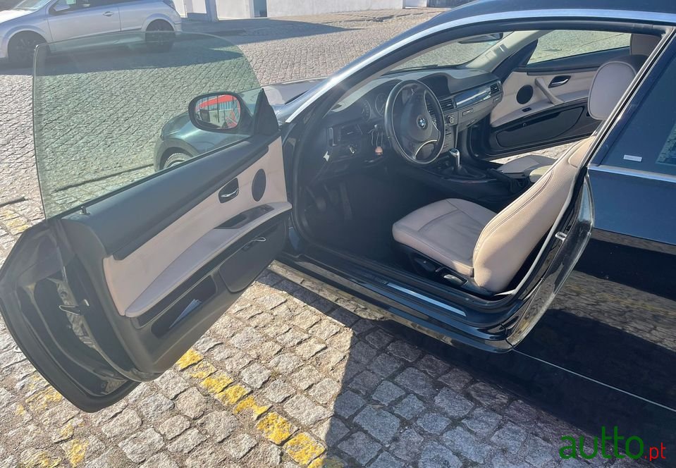 2011' BMW 320 photo #6