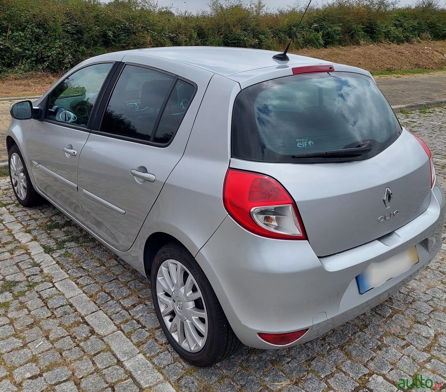 2011' Renault Clio photo #2