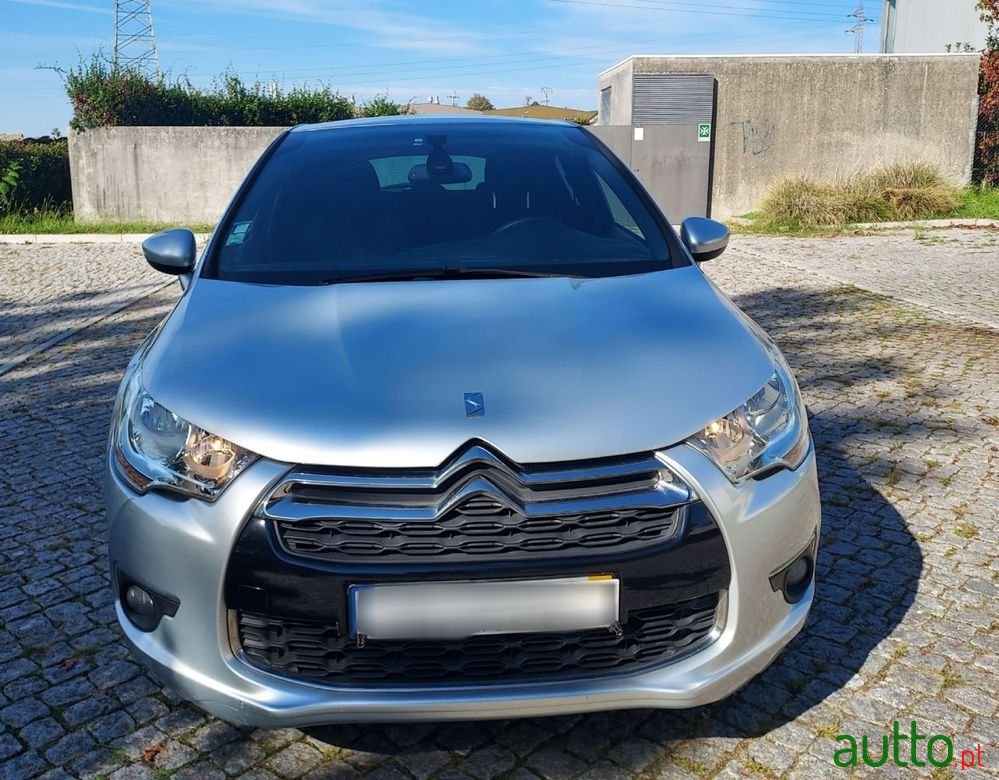 2012' Citroen DS4 photo #3
