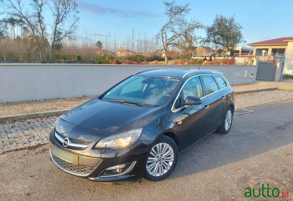 2013' Opel Astra Sports Tourer photo #2
